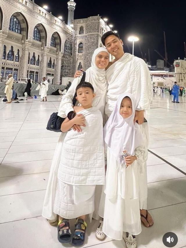 Artis Rayakan Awal Tahun Baru 2024 di Tanah Suci