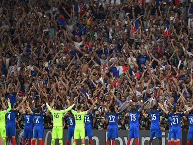 Para pemain Prancis merayakan kemenangan atas Jerman 2-0 bersama suporter usai laga semifinal di Stade Velodrome, Marseille, (7/7/2016). (AFP/Patrik Stollarz)