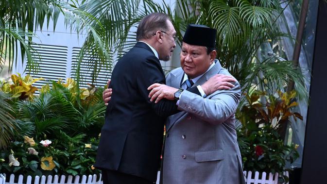 Prabowo Disambut Pelukan Anwar Ibrahim Saat Hadiri KTT ke-47 ASEAN di Kuala Lumpur