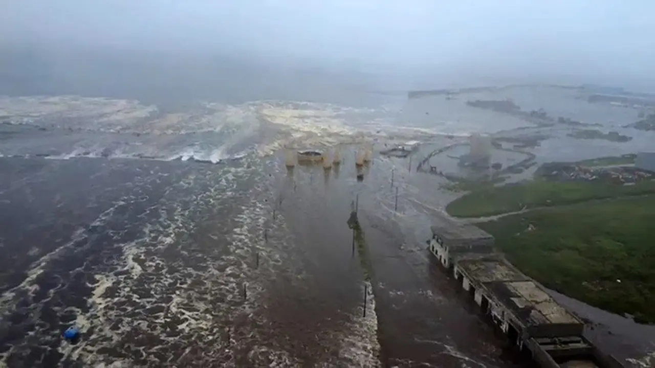 Gambar dari drone yang dirilis oleh Layanan Geofisika Akademi Ilmu Pengetahuan Rusia pada Rabu (30/7/2025) ini memperlihatkan dampak tsunami di Severo-Kurilsk, Pulau Paramushir, yang terletak di Kepulauan Kuril bagian utara, Rusia.