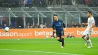 Pemain Inter Milan, Lautaro Martinez (tengah), mencetak gol untuk timnya dalam laga Serie A antara Inter Milan dan Cremonese di San Siro, Milan, Italia, Sabtu, 4 Oktober 2025. (AP Photo/Luca Bruno)