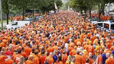 Suporter Timnas Belanda memadati ruas jalan di Hamburg jelang laga Grup D Euro 2024 melawan Polandia di Volksparkstadion, Minggu (16/06/2024). (Bodo Marks/dpa via AP)