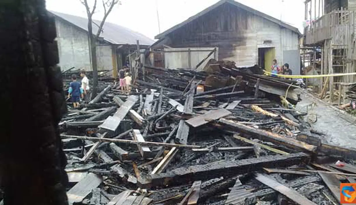 Citizen6, Banjarmasin: 15 rumah terbakar pada pukul 00.02 WITA, Sabtu (9/4). (Pengirim: Ibe Pademawoe)