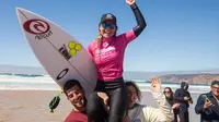 Surfer asal Australia, Nikki van Dijk, sukses meraih gelar juara seri pertamanya pada ajang Cascais Women Pro 2017 di pantai Praia.(Rip Curl)