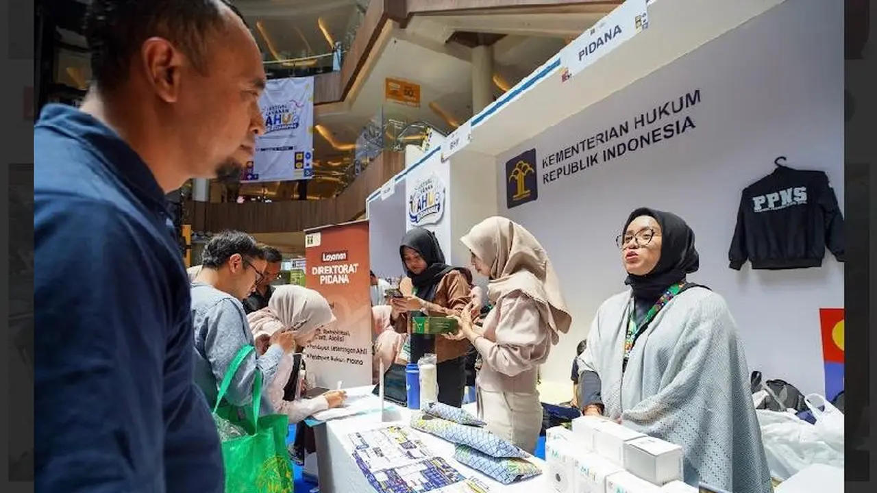 Direktorat Jenderal Administrasi Hukum Umum (Ditjen AHU) Kementerian Hukum memperluas edukasi mengenai layanan administrasi hukum kepada masyarakat di Bandung, Jawa Barat, Minggu (30/8) (Istimewa)