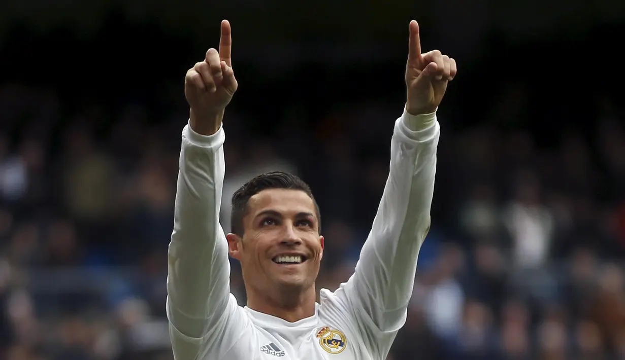 Cristiano Ronaldo melakukan selebrasi usai menjebol gawang Celta Vigo, Spanyol, Sabtu (5/3/2016). Usai laga, dilansir situs resmi Madrid, Florentino Perez mempersembahkan jersey istimewa untuk merayakan prestasinya. (Reuters/Susanna Vera)  