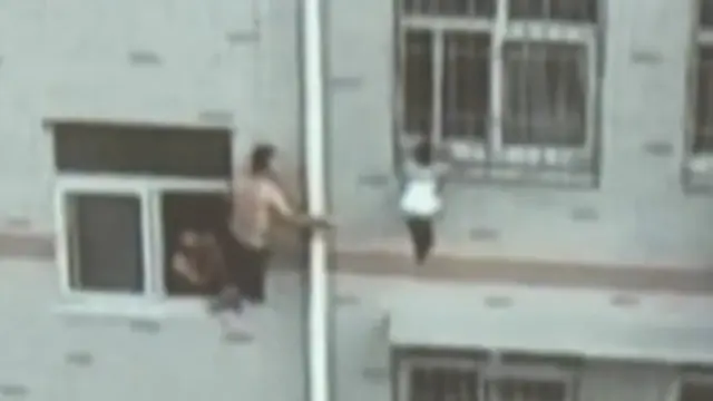 Seorang lelaki asal Tiongkok menyelamatkan nyawa seorang bocah perempuan yang tergantung di luar jendela lantai empat rumahnya.