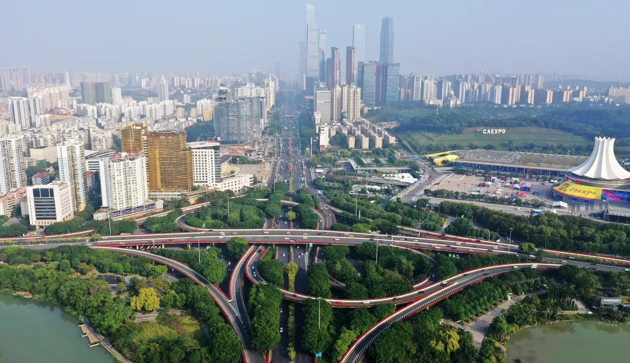 Foto dari udara pemandangan Nanning International Convention and Exhibition Center dan gedung-gedung di sekitarnya di Nanning, Daerah Otonom Etnis Zhuang Guangxi, China selatan pada 26 November 2020. China-ASEAN Expo ke-17 akan diselenggarakan di Nanning pada 27-30 November. (Xinhua/Lu Boan)