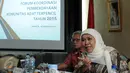 Mensos Khofifah Indar Parawansa (kanan) memberikan pandangan pada Forum Koordinasi Pemberdayaan Komunitas Adat Terpencil di Jakarta, Rabu (4/11/2015). Forum membahas permasalahan dan solusi terkait KAT. (Liputan6.com/Helmi Fithriansyah)