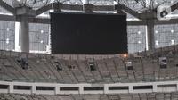Layar raksasa di salah satu sudut Jakarta Internasional Stadium (JIS), Papanggo, Jakarta Utara, Selasa (11/1/2022). Progres pembangunan stadion terbesar di Asia yang dirancang sesuai standar FIFA tersebut saat ini mencapai 93,85 persen. (merdeka.com/Iqbal S. Nugroho)