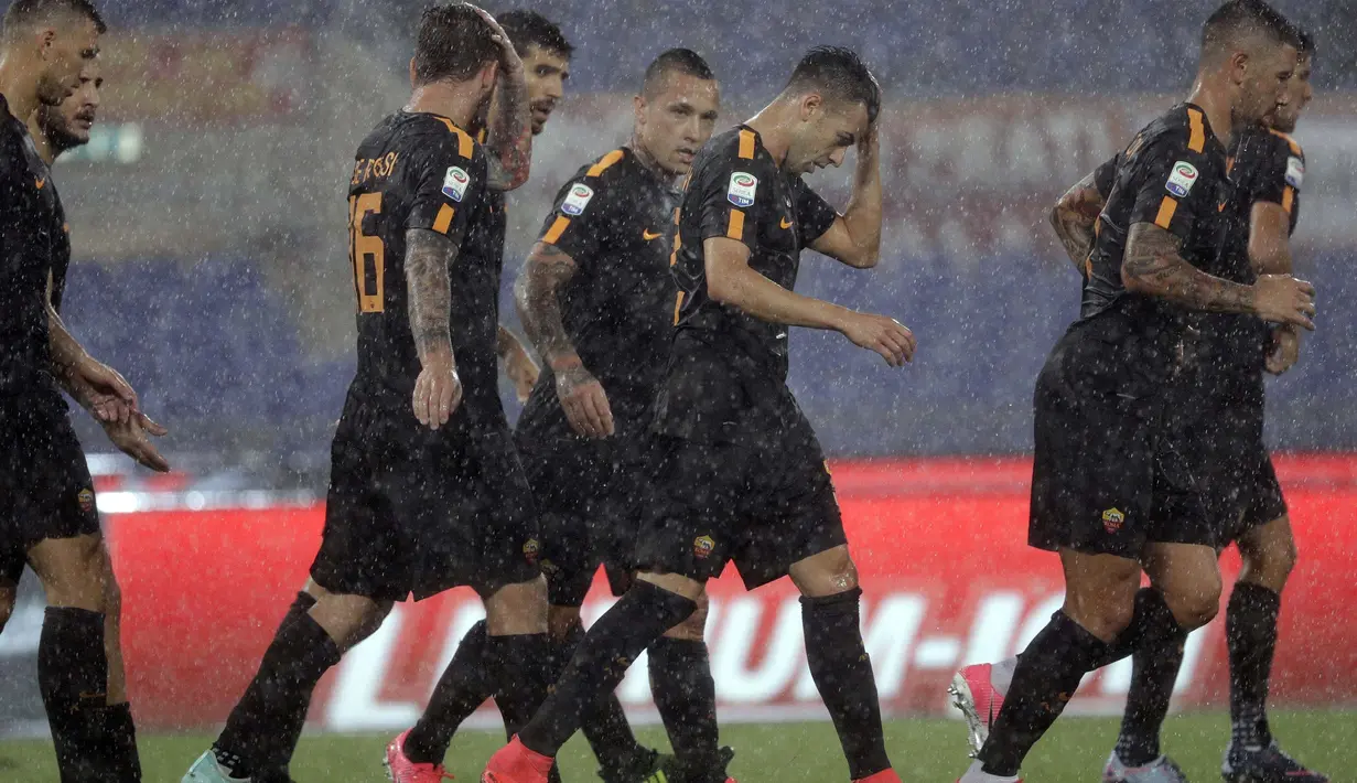 Para pemain AS Roma merayakan gol Radja Nainggolan saat melawan Hellas Verona  pada lanjutan Serie A di Olympic stadium, Roma, (16/9/2017). Roma menang 3-0. (AP/Andrew Medichini)