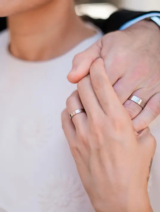 Menariknya, pasangan ini juga tampil kece dengan mengenakan sunglasses. Pengantin pria mengenakan kemeja putih yang ditumpuknya dengan setelan jas dan celana panjang hitam, serta memadukannya dengan sneakers putih. [Foto: Instagram/chantaldellaconcetta_]