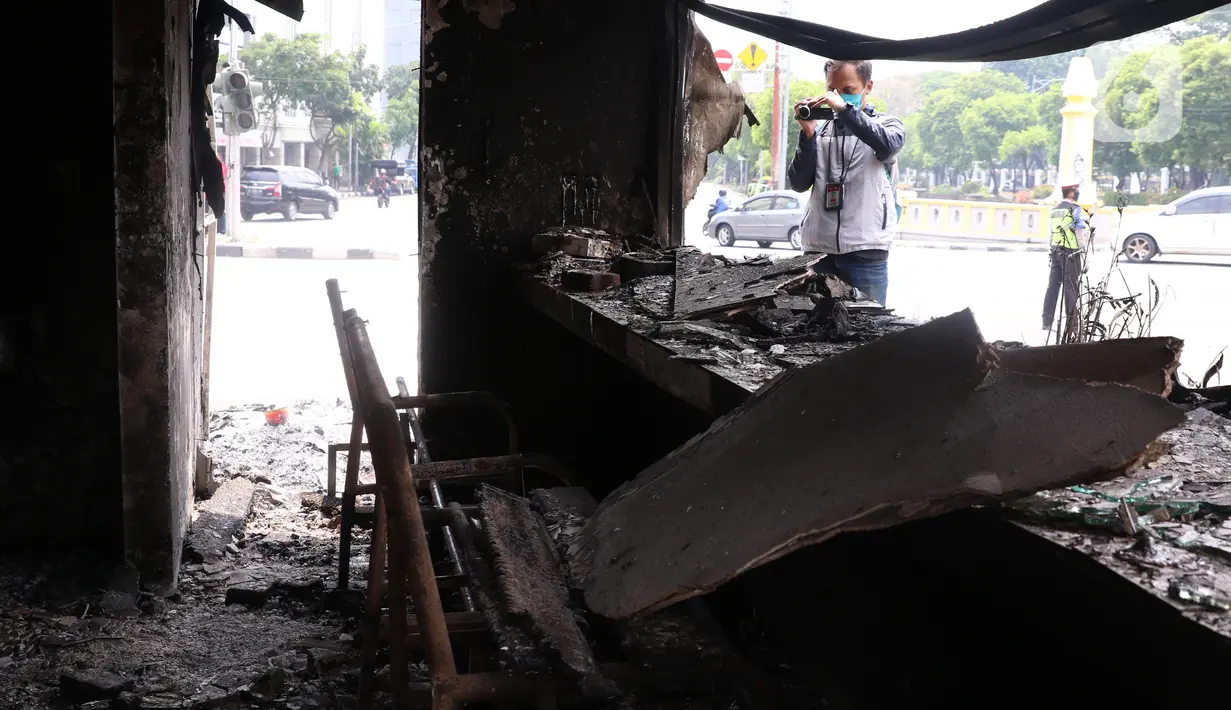Kondisi pos polisi di perempatan Harmoni, Jakarta, yang hangus saat kericuhan unjuk rasa menolak pengesahan UU Cipta Kerja, Jumat (9/10/2020). Unjuk rasa tersebut berakhir ricuh dan mengakibatkan sejumlah fasilitas umum rusak. (Liputan6.com/Angga Yuniar)