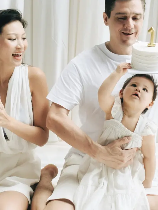 <p>Patricia Gouw membagikan momen spesial perayaan ulang tahun pertama buah hatinya dengan konsep serba putih yang memerlihatkan kehangat keluarga.&nbsp;[@patriciagouw]</p>