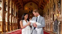 Pangeran Harry dan Meghan Markle berpose dengan bayi laki-lakinya yang baru lahir di St George's Hall di Windsor Castle di Windsor, London (8/5/2019). Pangeran Harry menyatakan bahwa dia dan Meghan Markle masih memikirkan nama anak mereka. (AFP Photo/Dominic Lipinski)