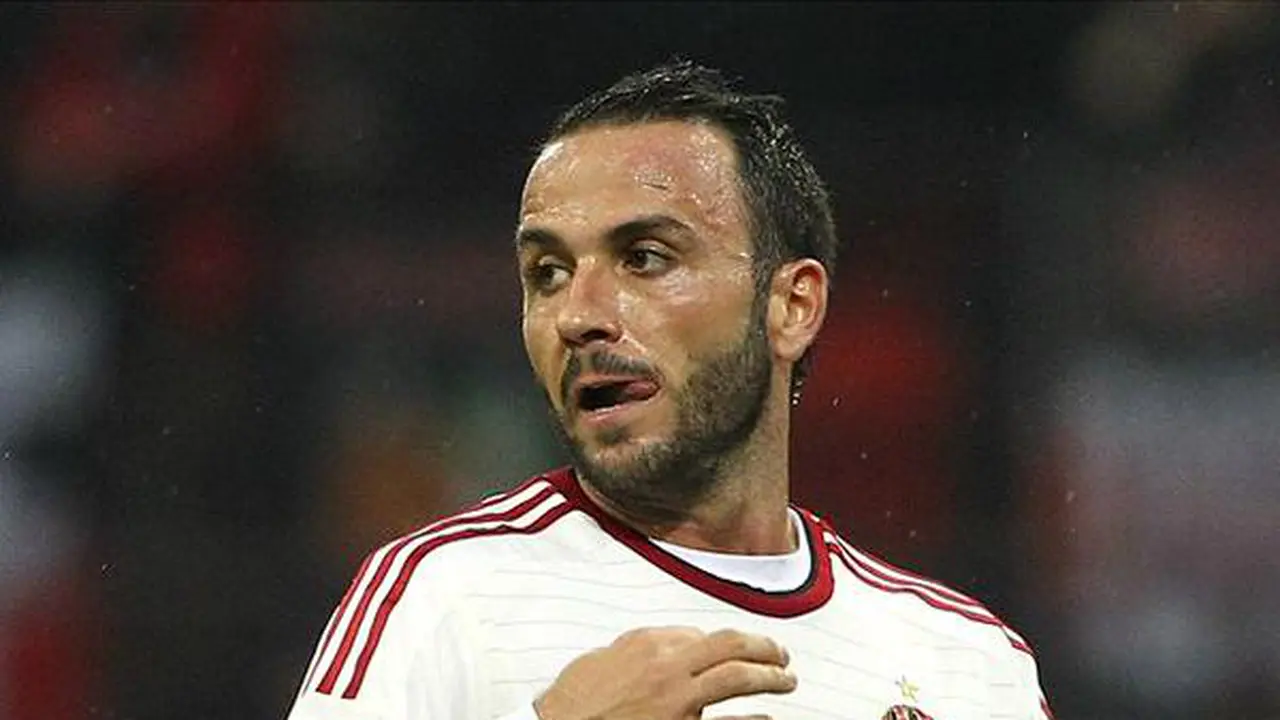 Momen Langka, Pazzini Bakal Jadi Starter