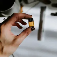 Ilustrasi Serum Wajah | unsplash.com/@amplitudemagazin dan unsplash.com/@kellysikkema