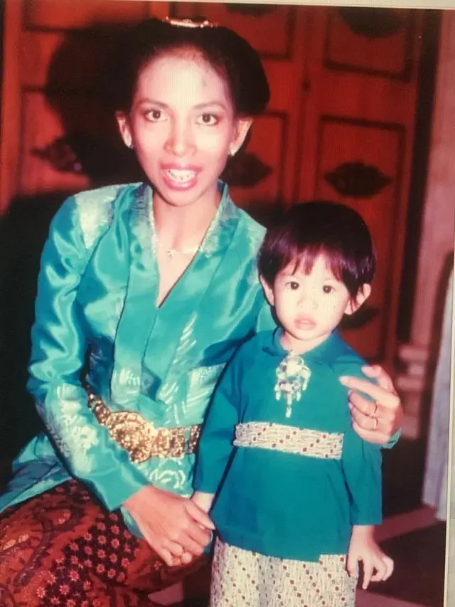 6 Foto Lawas Dian Sastrowardoyo Saat Masih Kecil, Cinta Kebaya Sedari Dulu
