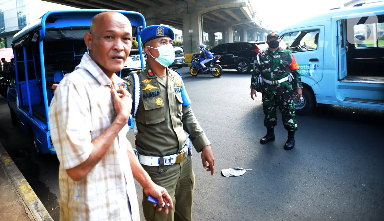 Petugas gabungan Satpol PP membawa warga yang terjaring razia Penyandang Masalah Kesejahteraan Sosial (PMKS) di kawasan Jakarta Timur, Rabu (13/4/2022).  Razia tersebut digencarkan selama bulan Ramadhan agar Jakarta menjadi kota tertib, teratur dan nyaman. (merdeka.com/Imam Buhori)