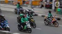 Sejumlah pengemudi ojek online membawa penumpang melintas di kawasan Harmoni, Jakarta, Selasa (7/4/2020). Selama pemberlakuan Pembatasan Sosial Berskala Besar (PSBB), layanan ojek online (ojol) akan dilarang mengangkut penumpang dan hanya dibolehkan untuk antar barang. (Liputan6.com/Faizal Fanani)