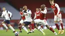 Gelandang Tottenham Hotspur, Lucas Moura bersaing dengan penyerang Arsenal, Alexandre Lacazette dalam derby London Utara Liga Inggris di Emirates Stadium, Minggu (14/3/2021). Sempat tertinggal lebih dulu, Arsenal menang 2-1 di kandang sendiri melawan Tottenham Hotspur. (Julian Finney/Pool via AP)