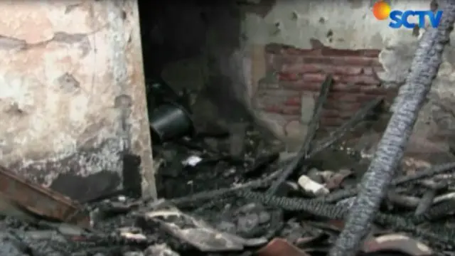 Sejumlah warga tampak mencari harta benda yang bisa diselamatkan di dalam rumah yang ludes terbakar.