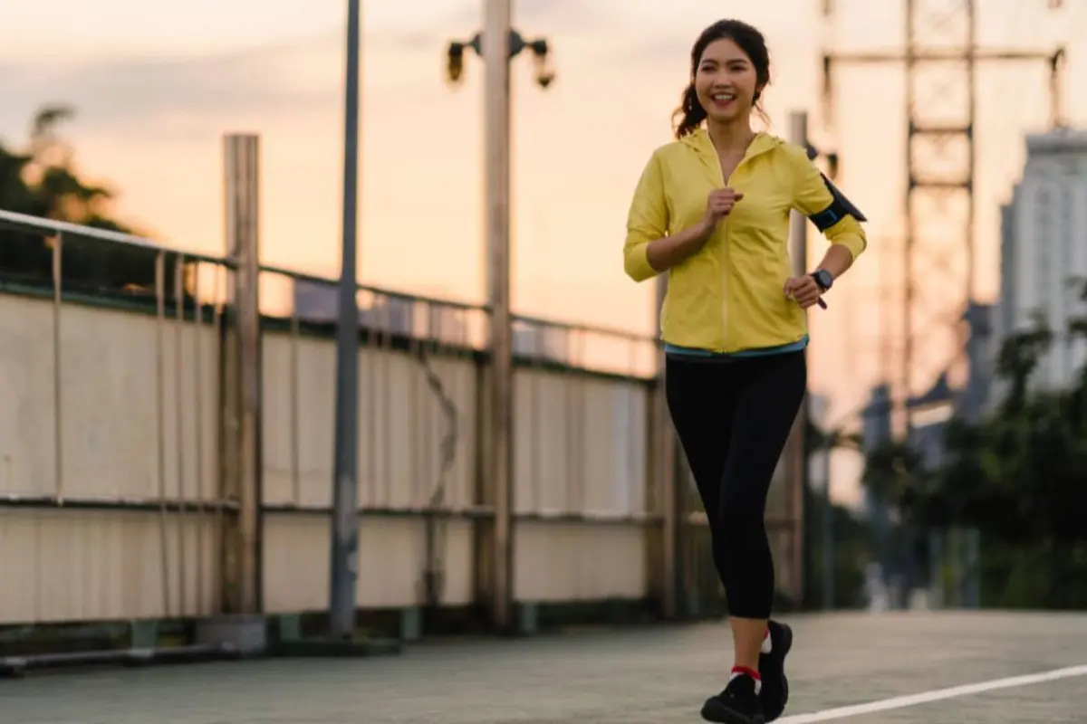 Ramadan Bukan Alasan Mager, Ini Jaket Running Wanita Biar Lari Tetap Maksimal