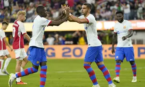Pemain Barcelona, Ferran Torres, melakukan selebrasi setelah mencetak gol ke gawang Arsenal dalam laga pramusim di Stadion SoFi, Inglewood, California, Kamis (27/7/2023). Arsenal menang dengan skor 5-3 atas Barcelona. (AP Photo/Ashley Landis)