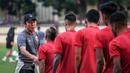 Pelatih Kepala Timnas Indonesia, Shin Tae-yong (kiri) bersalaman dengan pemainnya, Riko Simanjuntak saat latihan perdana Timnas Indonesia yang berlangsung di Stadion PTIK, Jakarta, Senin (20/03/2023) sore WIB. Skuad Garuda rencananya akan melakoni laga FIFA Match Day melawan Burundi pada 25 dan 28 Maret 2023 di Stadion Patriot Candrabhaga, Bekasi. (Bola.com/Bagaskara Lazuardi)