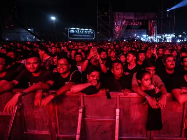 Penonton menyaksikan penampilan pada acara musik Hammersonic Festival 2023 di Carnaval Beach Ancol, Jakarta, Sabtu (18/3/2023). (Liputan6.com/Johan Tallo)