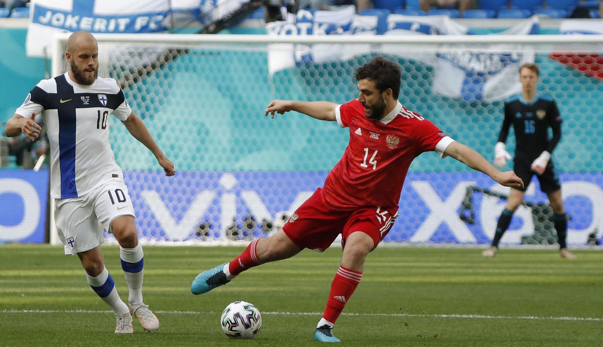 Rusia tampil menyerang sejak awal pertandingan. Mereka tampil percaya diri karena bermain di rumahnya sendiri yaitu Stadion Krestovsky, Saint Petersburg, Rusia. (Foto: AP/Pool/ Evgenia Novozhenina)