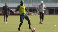 Boaz Solossa mengikuti seleksi timnas senior gelombang pertama di Stadion Pakansari, Kabupaten Bogor, Selasa (9/8/2016). (Bola.com/Vitalis Yogi Trisna)