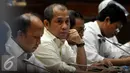Menteri Desa, PDT dan Transmigrasi Marwan Jafar mendengarkan saat raker dengan Komisi V DPR RI, di Kommpleks Parlemen, Jakarta (18/4). Rapat membahas evaluasi penggunaan dana desa dan pendamping desa. (Liputan6.com/JohanTallo)
