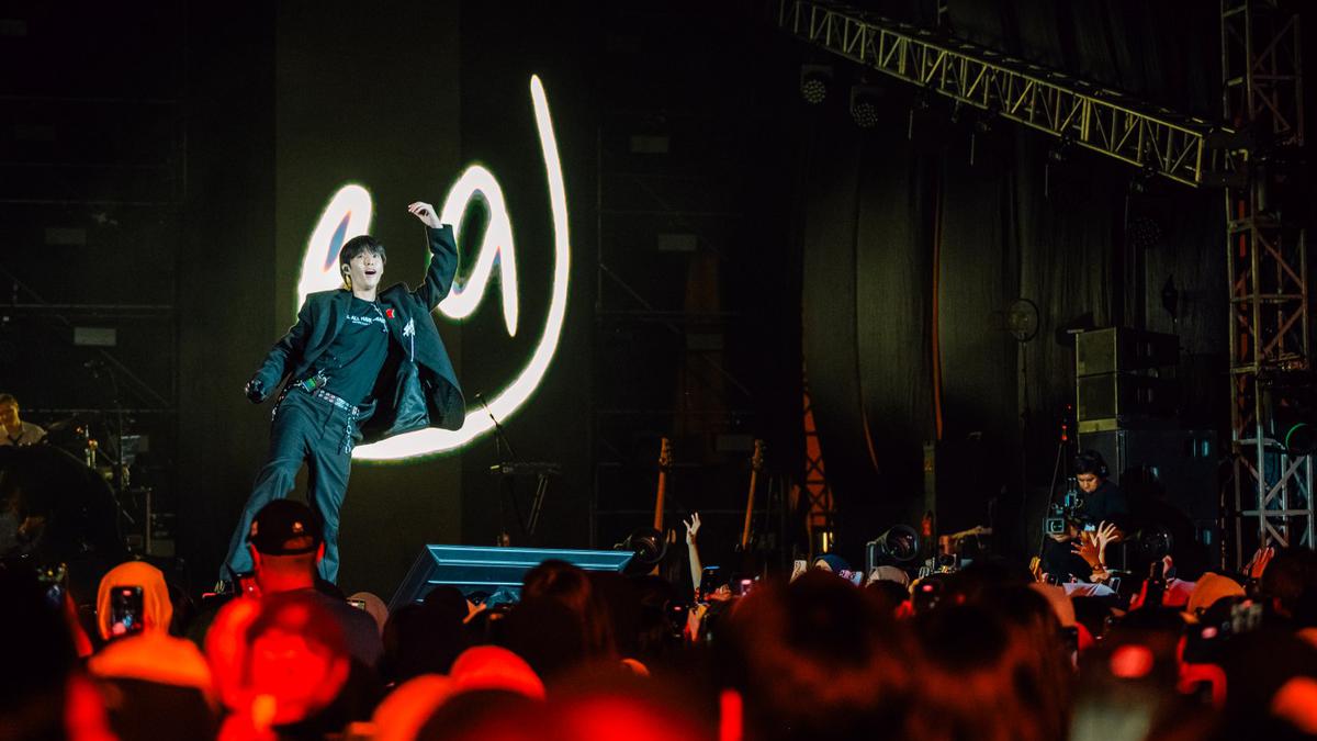 eaJ Hadirkan Energi Besar di Jakarta Lewat Konser The 1/9 Tour dan Menegaskan Dukungan untuk Palestina di Atas Panggung