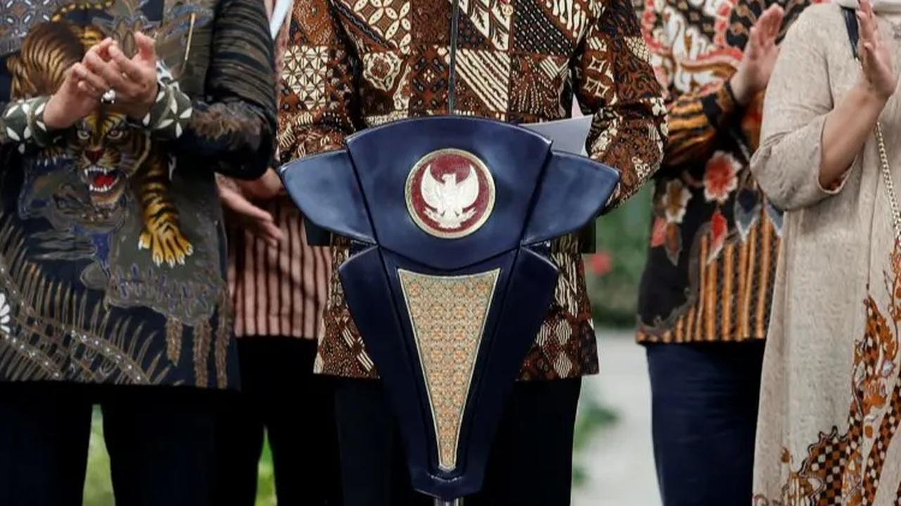 VIDEO: Momen Jokowi dan Iriana Full Senyum Kepala Daerah Bak Model di Istana Berbatik