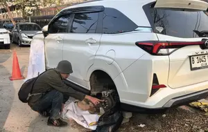 Pencuri Preteli Ban Mobil di Stasiun Rawa Buntu