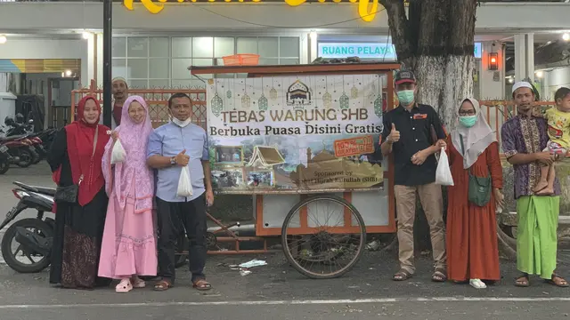 Aksi Kebaikan, Borong Makanan Pedagang Kecil dan Dibagikan Secara Gratis