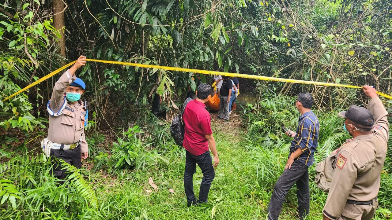 Jasad siswi SMA berinisial ADR (15) yang mengapung di sungai Kampung Gunung Batin Udik, Lampung Tengah