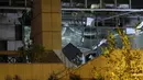 Kondisi gedung usai ledakan bom di luar pintu masuk Pengadilan Banding di Athena, Jumat, (22/12). Sebuah ledakan dahsyat telah merusak kompleks pengadilan di pusat kota Athena. (AP Photo / Thanassis Stavrakis)
