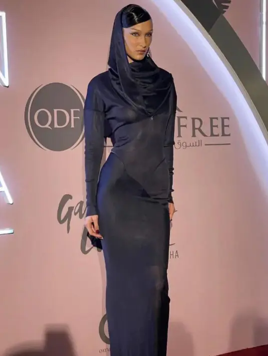 Bella Hadid mengenakan  vintage asymmetrical hooded dress dari Alaïa’s winter 1986 collection saat menghadiri Fashion Trust Arabia Awards di Qatar October 2022 lalu. [@voguearabia]