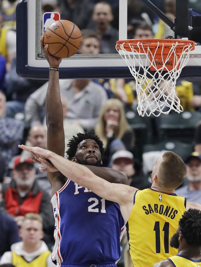 Joel Embiid berduel dengan Sabonis saat Sixers melawan Pacers di ajang NBA