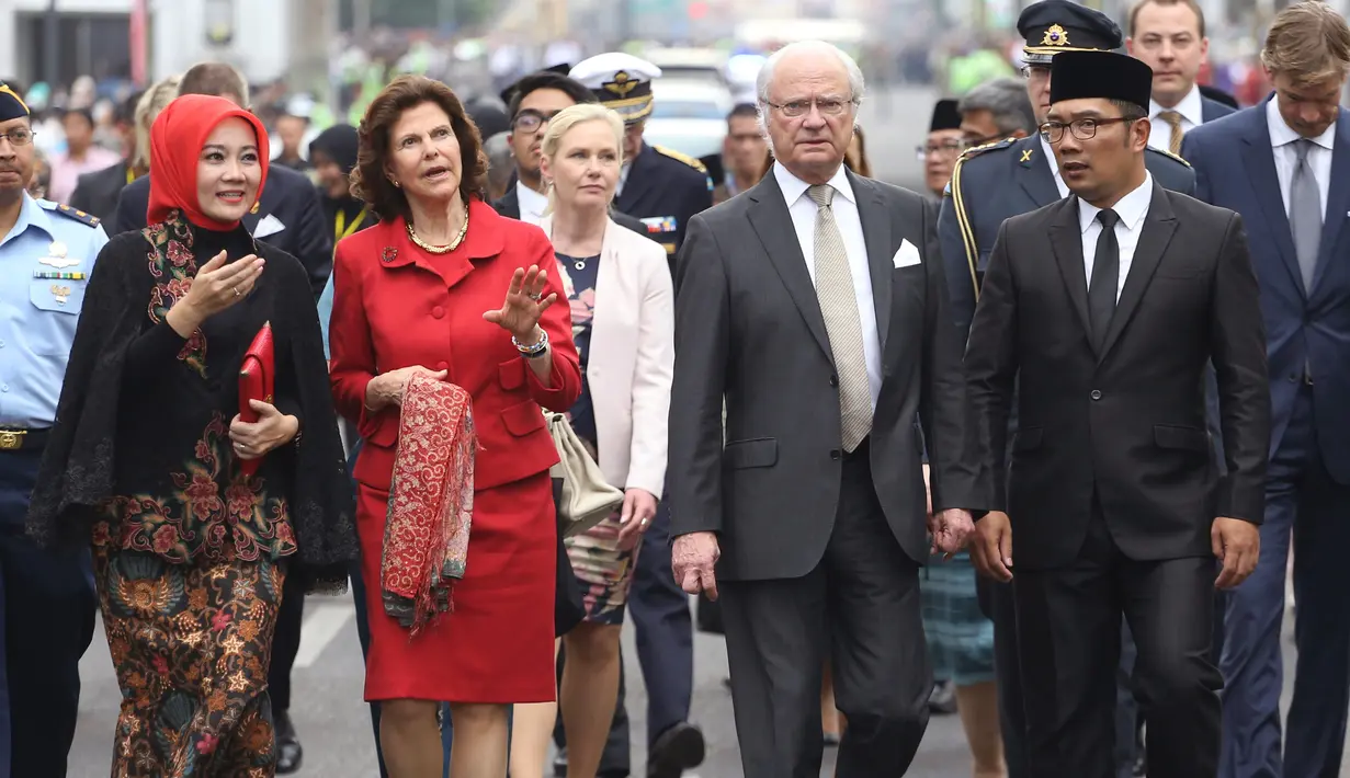 Walikota Bandung Ridwan Kamil saat menerima kunjungan Raja Carl XVI Gustaf, dan Ratu Silvia dari Swedia, Bandung, Rabu (24/5). Para bangsawan Swedia saat ini sedang dalam kunjungan kenegaraan tiga hari di Indonesia. (AP Photo / Dita Alangkara)