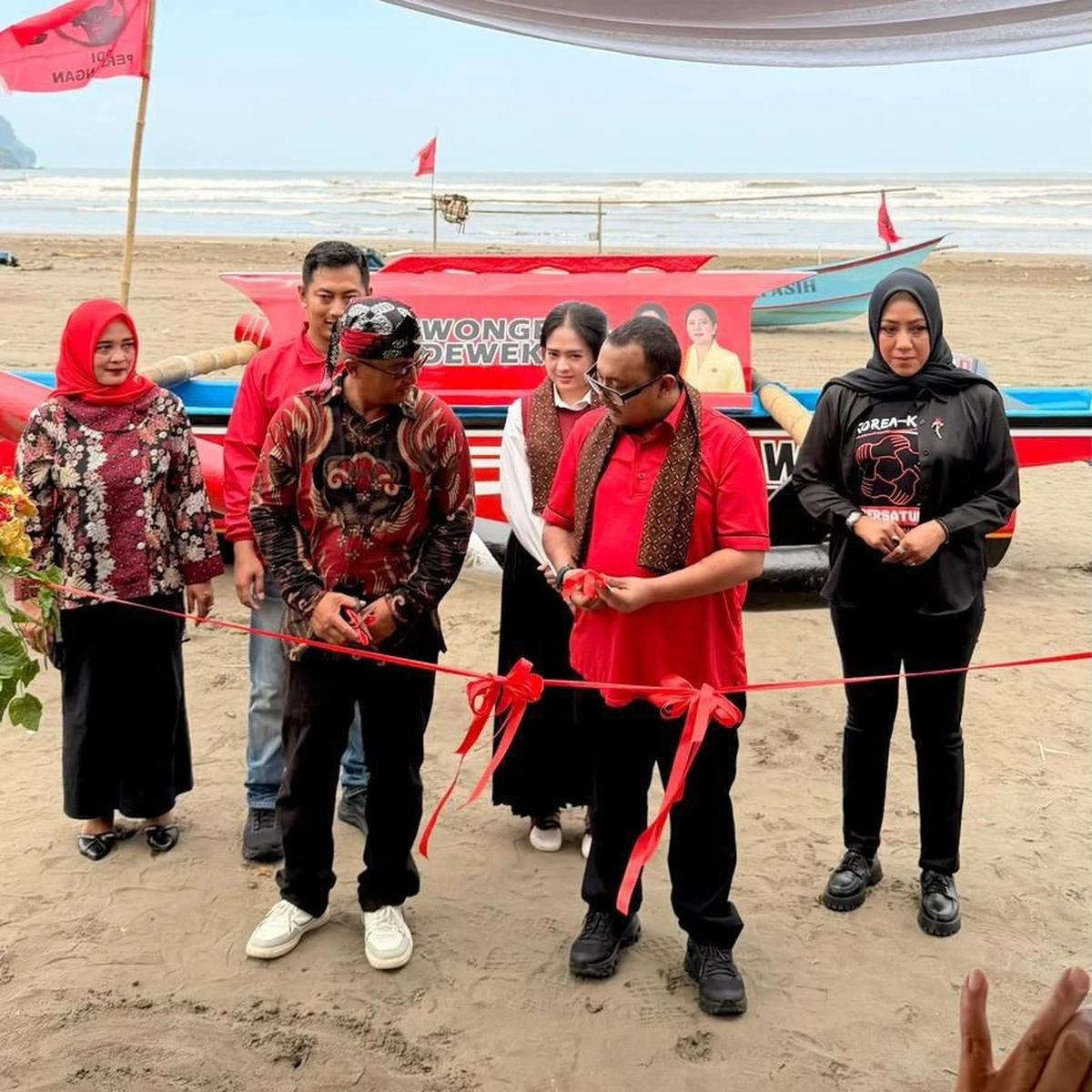 Anggota DPR RI Kaisar Beri Bantuan Kapal Untuk Generasi Muda Cilacap
