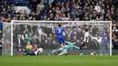 Bek Chelsea, Marcos Alonso, mencetak gol ke gawang Tottenham Hotspur pada laga Premier League di Stadion Stamford Bridge, Sabtu (22/2/2020). Chelsea menang 2-1 atas Tottenham Hotspur. (AP/Kirsty Wigglesworth)