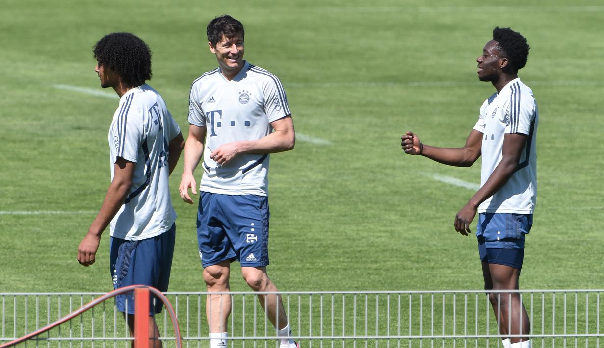 Pemain Bayern Munchen, Robert Lewandowski, saat megikuti sesi latihan di fasilitas pelatihan Bayern Munchen, Jerman, Kamis (16/4/2020). Munchen menggelar latihan dengan cara para pemain ditempatkan dalam kelompok-kelompok kecil dan tetap mempertahankan jarak fisik. (AFP/Christof Stache)