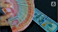 Pegawai memperlihatkan mata uang rupiah di salah satu gerai penukaran mata uang di Jakarta, Kamis (5/1/2023). Mengutip data Bloomberg pukul 15.00 WIB, rupiah ditutup turun 0,22 persen atau 34 poin ke Rp15.616,5 per dolar AS. Hal tersebut terjadi di tengah penguatan indeks dolar AS 0,16 persen ke 104,41. (Liputan6.com/Angga Yuniar)