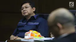 Terdakwa dugaan menghalangi proses penyidikan KPK terhadap Eddy Sindoro, Lucas (kiri) menyimak keterangan Novel Baswedan saat sidang lanjutan di Pengadilan Tipikor Jakarta, Kamis (10/1). Sidang mendengar keterangan saksi. (Liputan6.com/Helmi Fithriansyah)