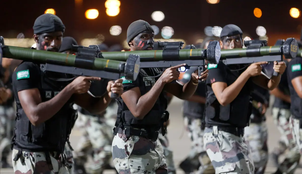 Anggota pasukan khusus Saudi  tampil selama parade militer dalam rangka persiapan pelaksanaan puncak ibadah haji 2019 di Makkah, Arab Saudi, Minggu (4/8/2019). Salah satu acara di parade ini adalah memamerkan kesigapan pasukan elite Saudi melalui simulasi serangan teroris. (AP Photo/Amr Nabil)