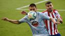 Penyerang Atletico Madrid, Angel Correa, berebut bola dengan gelandang Celta Vigo, Okay Yokuslu, pada laga lanjutan La Liga di Abanca-Balaidos, Rabu (8/7/2020) dini hari WIB. Atletico Madrid ditahan imbang 1-1 oleh Celta Vigo. (AFP/Miguel Riopa)