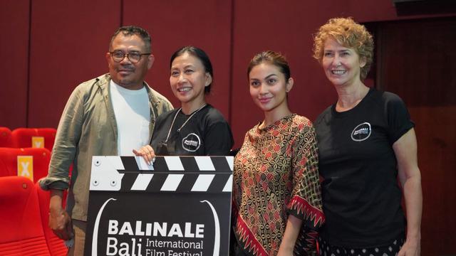 Ariel Tatum dan Garin Nugroho saat perkenalan film Sepeda Presiden